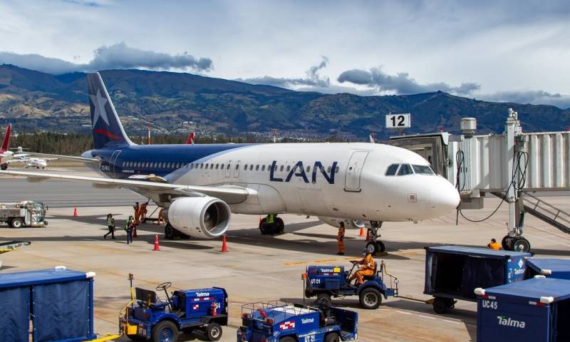 Quito reanuda conexión aérea con Lima con tres vuelos a la semana de Latam / Foto: EFE