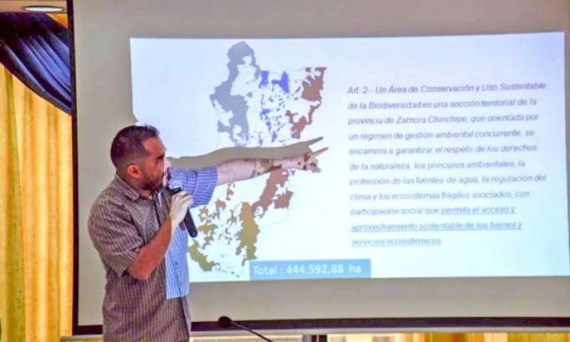SOCIALIZACIÓN. El director de Gestión Ambiental, Paúl Palacios, mostró a los consejeros provinciales el área de conservación. Foto: La Hora