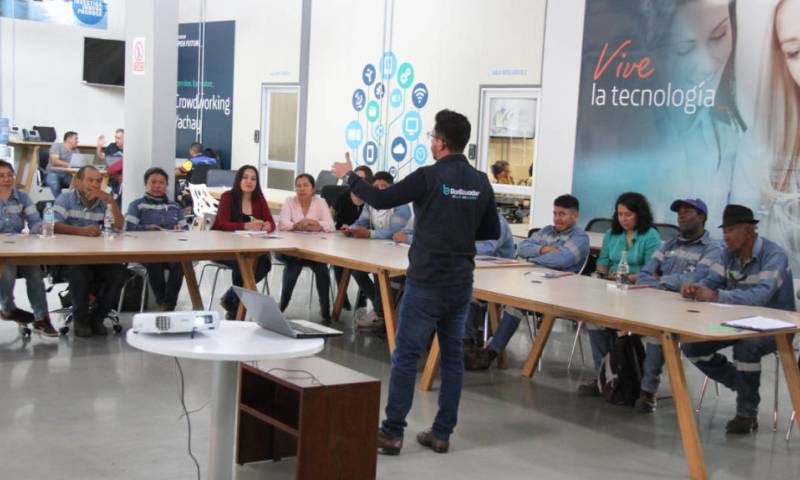  Un funcionario de BanEcuador brinda una charla en el Coworkig Yachay, en una actividad de Siembra EP, el 13 de enero de 2020. - Foto: Siembra EP