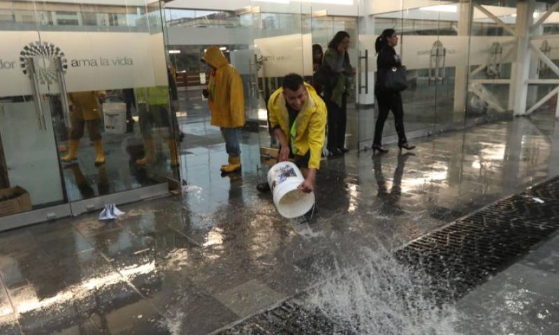 Empleados trabajaron en la evacuación del agua en el edificio gubernamental de Quito. Foto: Expreso