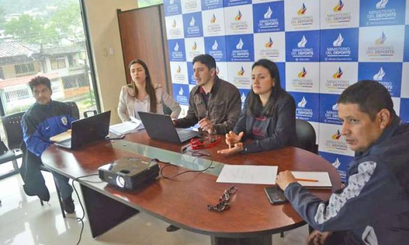 Autoridades del Ministerio del Deporte y FEDE Zamora finiquitando detalles para la realización de los Juegos Binacionales. Foto: La Hora