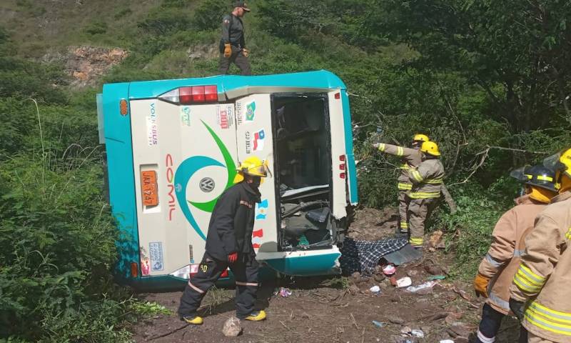 Al menos 3 muertos y 18 heridos se registraron en accidente de autobús en Loja / Foto: cortesía ECU-911