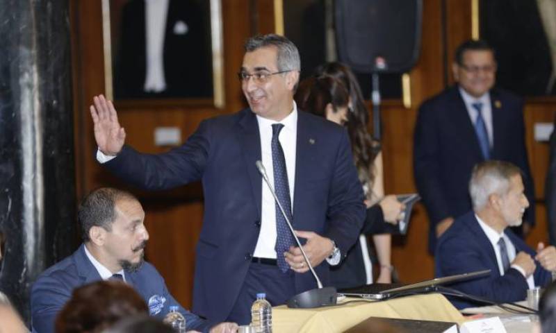 Buena cara. Gustavo Jalkh, con Néstor Arbito sentado a su lado, saluda al tendido ayer en su comparecencia en la Asamblea. Foto: Expreso