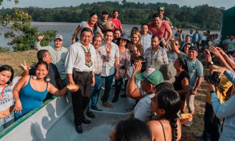 El prefecto de Pastaza, André Granda, entregó la canoa / Foto: cortesía Prefectura de Pastaza