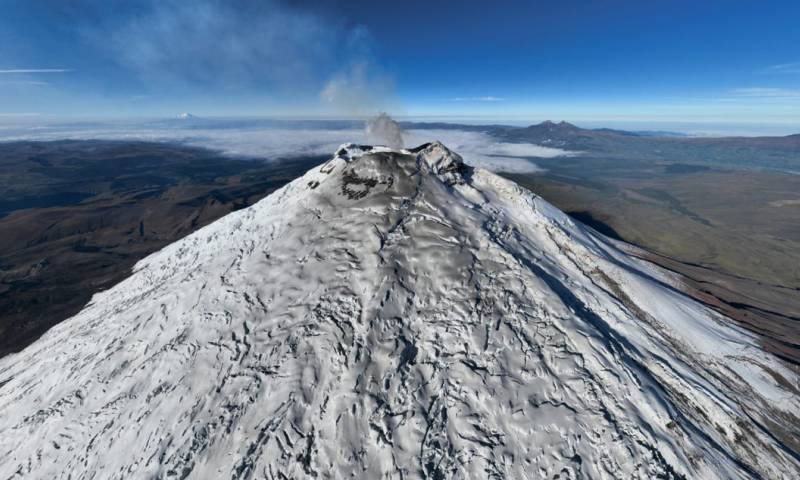La capa de ceniza gris sobre el volcán se concentra en el flanco oriental del macizo / Foto: cortesía Instituto Geofísico