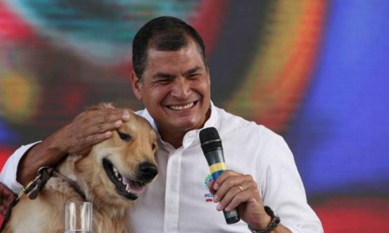 Rafael Correa junto a una de sus mascotas en la sabatina del 18 de octubre de 2014. Foto: El Comercio