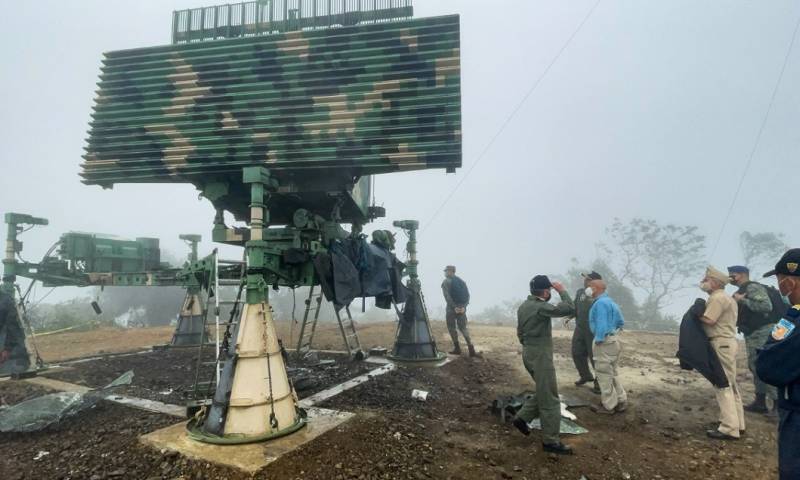 Ministro de Defensa constata los daños causados a radar tras explosión / Foto: cortesía Ministerio de Defensa