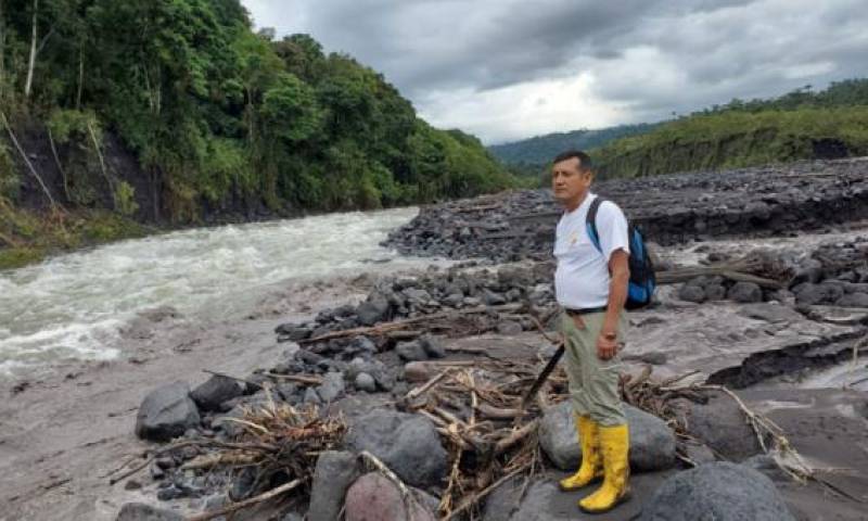 Agustín Carreño, guardaparque del Sangay, durante la inspección rutinaria que realiza en la confluencia de los ríos Upano y Volcán. Foto: Manuel Quizhpe/ EL COMERCIO.