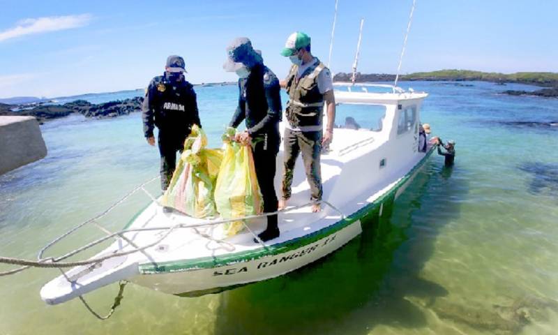 Extraen de los fondos marinos de Galápagos 2.239 kilos de basuras / Foto: Cortesia del Ministerio de Ambiente