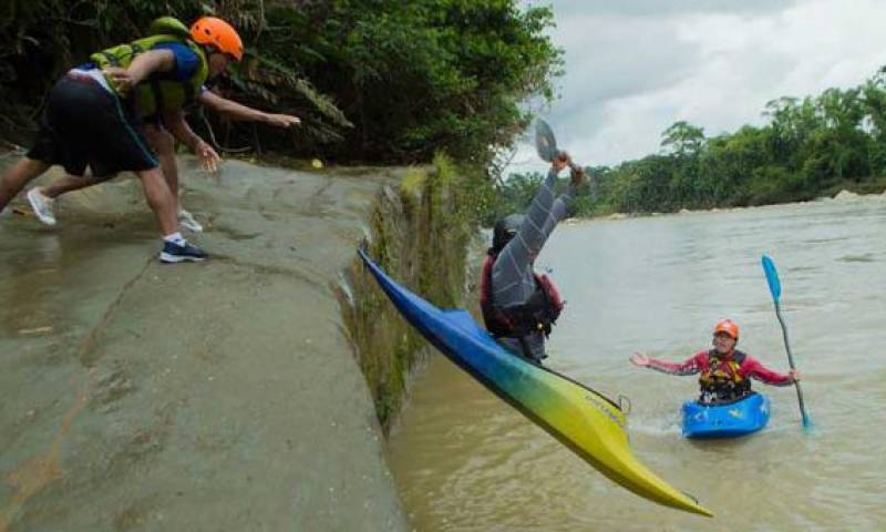 Los jóvenes de la comunidad San José se entrenaron el kayak en el río Anzu. Los técnicos de la Prefectura de Pastaza les entregaron botes y el equipo de seguridad. Fotos: El Comercio