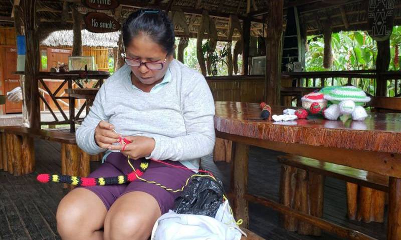 Mujeres manejan centro turístico en el que los visitantes pueden adquirir artesanías. Foto: El Universo