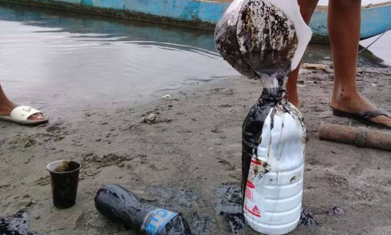 Desde el ECU911 se dio la alerta sobre el derrame de combustible (presumiblemente petróleo) que ha afectado a los ríos Teaone y Esmeraldas. Foto: La Hora