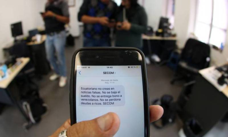 Mensajes. Desde la madrugada de ayer, el Gobierno envía mensajes de texto con desmentidos oficiales. Foto: Expreso
