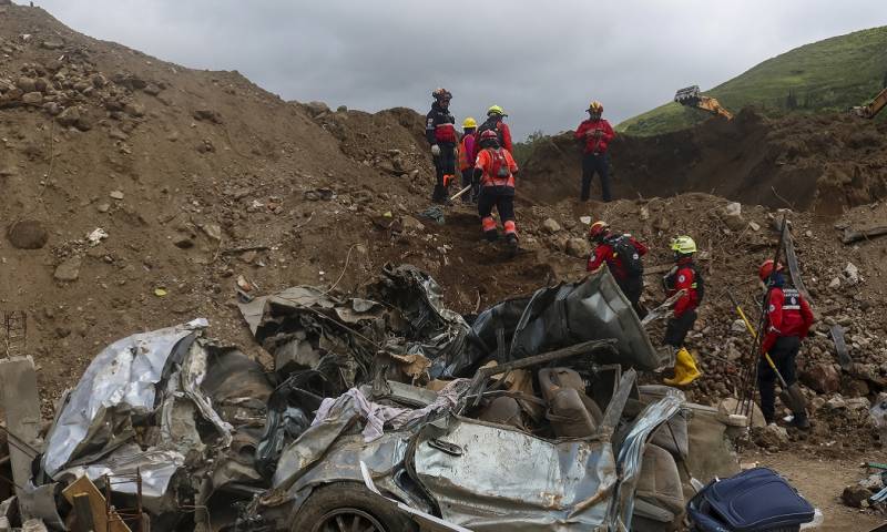 Bajo los restos del deslizamiento, que abarcó una superficie de 24,3 hectáreas quedan todavía por recuperar al menos 38 personas más/ Foto: Cortesía EFE