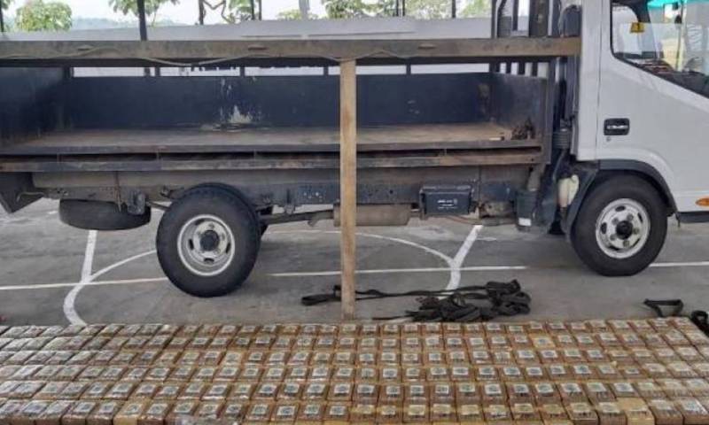 La droga estaba escondida en un falso fondo del camión / Foto: cortesía Ecuavisa 