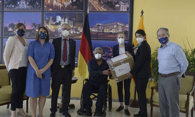 El presidente del Poder Legislativo, César Litardo, entregó cientos de kits de alimentos a varias familias en cinco zonas de la provincia de Los Ríos. Foto: Cortesía Asamblea Nacional