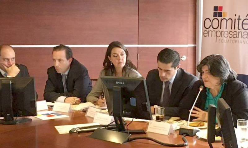 La ministra de Economía y Finanzas, María Elsa Viteri, se reunió ayer con representantes del sector empresarial. Foto: El Universo