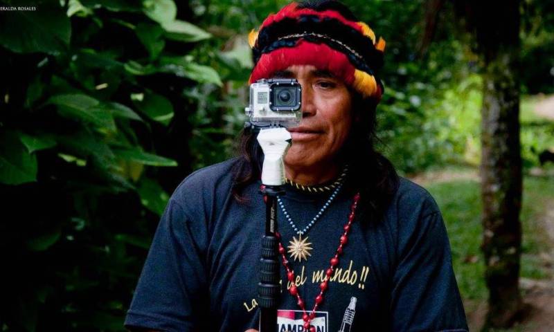 Domingo Ankuash con una cámara Gopro. Foto: El País