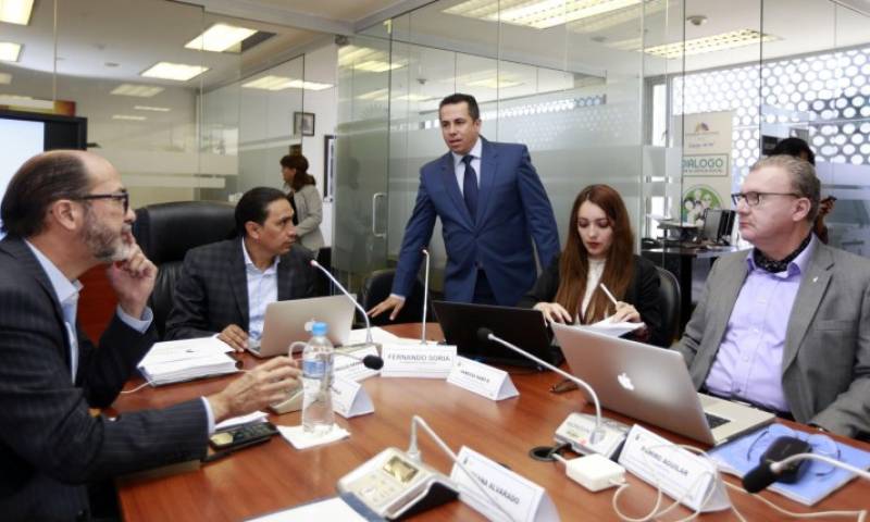 Asistencia. El viceministro de Finanzas, Fernando Soria (de pie), fue recibido en Régimen Económico. (René Fraga / Expreso)