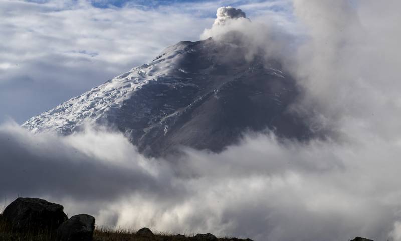 El Centro de Alertas de Ceniza Volcánica de Washington reportó tres emisiones de ceniza observadas en satélite con alturas de hasta 1.700 metros / Foto: EFE