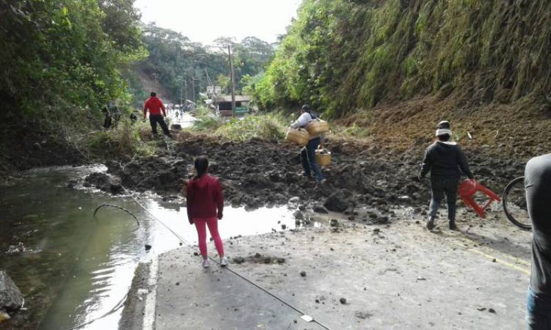 Este domingo se registró un derrumbe en la carretera Baños-Puyo. Foto: El Universo