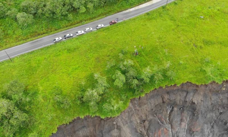 En el sector de San Luis, a la altura del río Montana, la erosión del río está a 40 metros de la vía Quito-Lago Agrio hasta el 13 de mayo, según la Alcaldía de El Chaco. - Foto: OCP