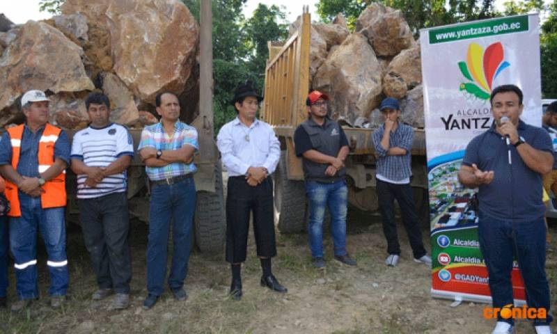 Autoridades en la ubicación de la primera piedra para desarrollar el proyecto. Foto: Crónica