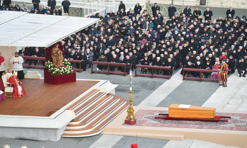 El papa emérito Benedicto XVI, fue despedido este jueves en una ceremonia en la plaza de San Pedro del Vaticano ante unas 50.000 personas / Foto: EFE