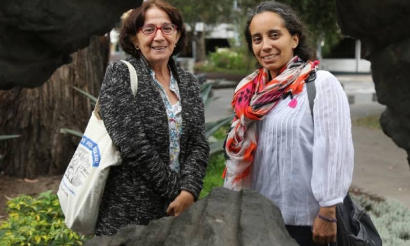 Amparo Peñaherrera (izquierda) y Geraldina Guerra visitaron Quito la semana pasada. Ambas son defensoras de los derechos de las mujeres. Foto: Plan V