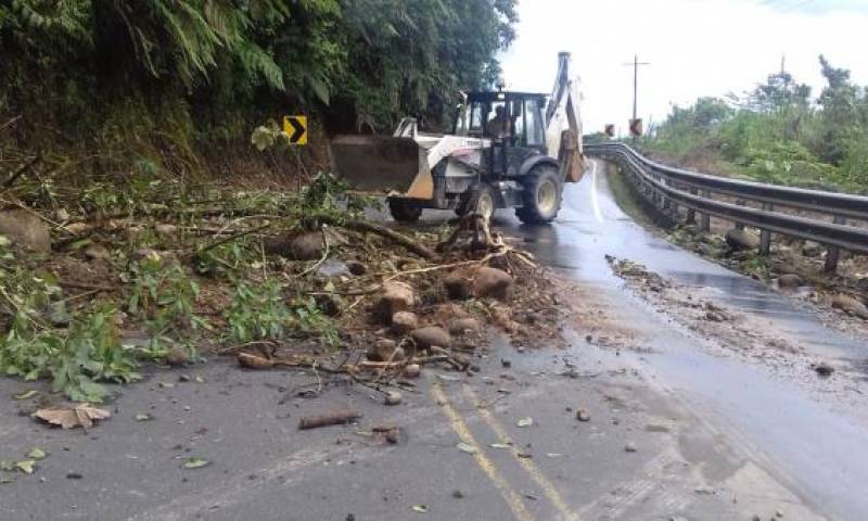 En la vía Baños-Puyo se registraron diferentes deslizamientos que fueron despejados en el transcurso de la mañana de este jueves 2 de enero del 2020. Foto: Cortesía ECU 911. Foto: El Comercio
