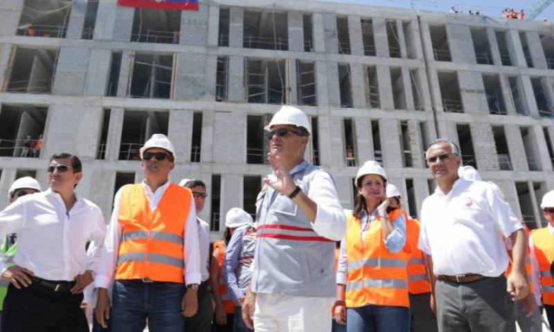 Rafael Correa en un recorrido al Hopital del IESS de los Ceibos en Guayaquil. Foto: Expreso