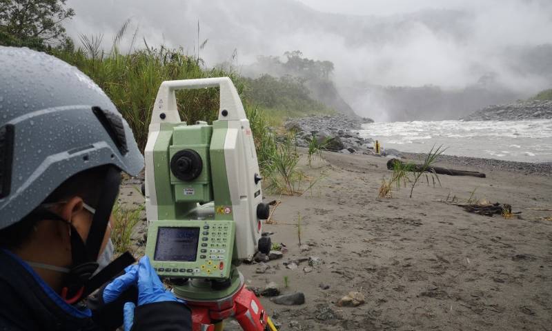 El monitoreo se realiza con un dron y equipos de topografía desde el sector conocido como El Chicharón.