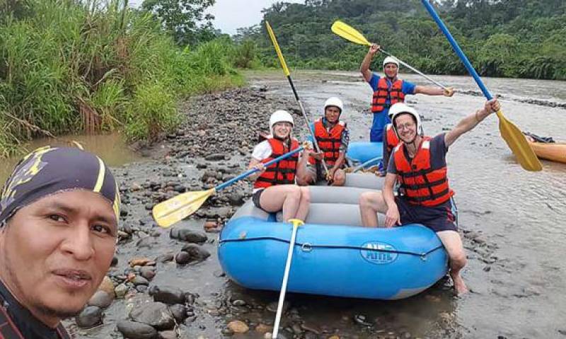 Javier Toqueton junto a un grupo de turistas extranjeros que practican rafting en el río Pastaza. Fotos: cortesía Javier Toqueton. Foto: El Comercio