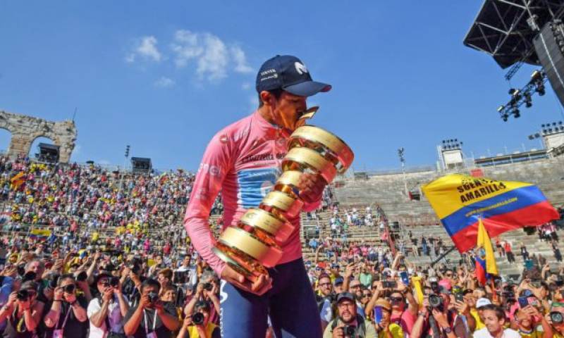 El piloto ecuatoriano Richard Carapaz del equipo Movistar celebra con su trofeo su victoria general después de la 21ª y última etapa de la carrera ciclista del Giro de Italia, en Verona, Italia, el 2 de junio de 2019. (Ciclismo, Italia). Foto: La República