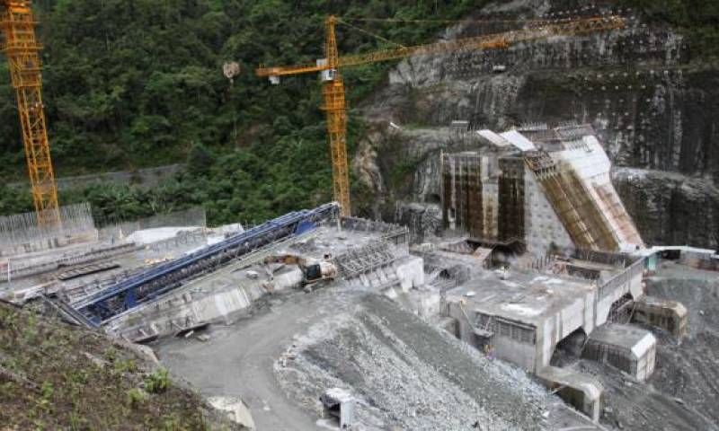 La presa de río Toachi, de 60 metros de alto y 80 metros de ancho, almacenará 8,5 millones de m³ de agua. El líquido se enviará por un túnel de 8,7 km para que genere la central Alluriquín. Foto: EL COMERCIO