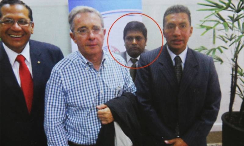 En el círculo rojo, durante la reunión con Uribe, aparece Raúl Chicaiza, el agente de inteligencia de la Policia Nacional cuyo testimonio ha logrado la vinculación del expresidente Rafael Correa. Foto: Plan V