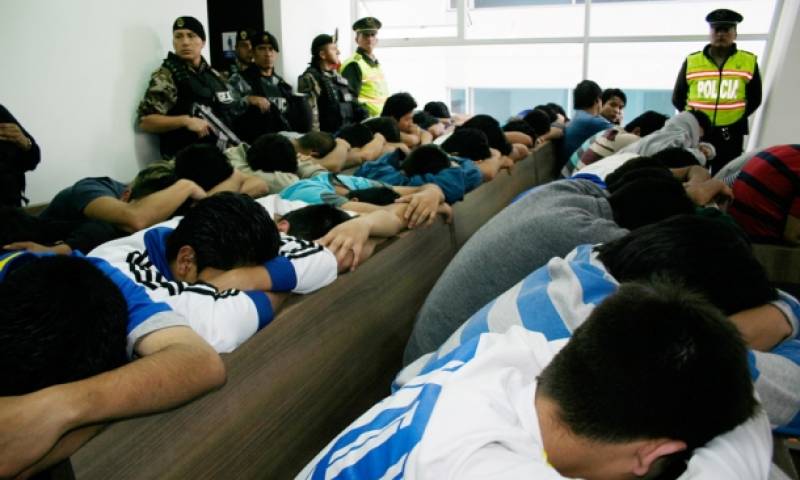 Los estudiantes durante la audiencia en la Corte, permanecen con la cabeza agachada. Foto: Plan V