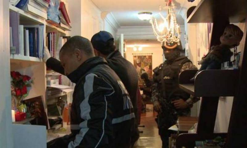 Durante los allanamientos a las casas de Ramiro Carrillo y Diego Cabrera, en Quito. Foto: El Comercio