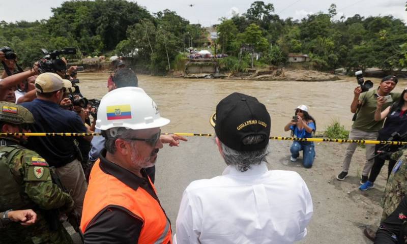 El gobernante visitó la zona de La Concordia para coordinar las acciones respecto a la caída del puente sobre el Río Blanco / Foto: cortesía Presidencia 