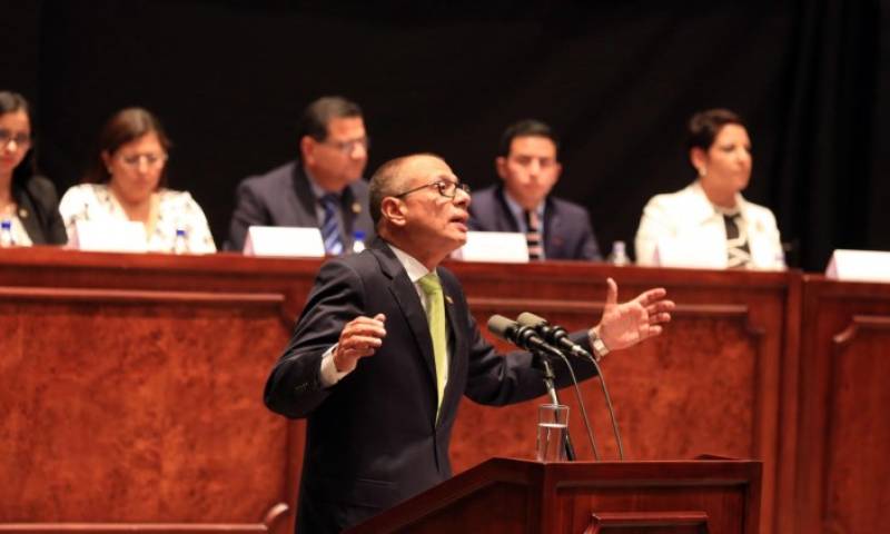 El vicepresidente sin funciones Jorge Glas compartió en redes sociales un vídeo, que rápidamente se hizo viral desde ayer por la mañana, registrando su llegada a Guayaquil tras siete horas viajando por carretera. Grabado a las dos de la madrugada, aseguraba estar al tanto de que material adicional en su contra vería la luz en las próximas horas. Foto: Expreso