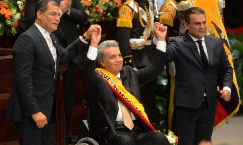 Rafael Correa colocó la banda presidencial a Lenín Moreno en la ceremonia de posesión del 24 de mayo del 2017. Seis meses después, los dos políticos están enemistados.  Foto: El Universo