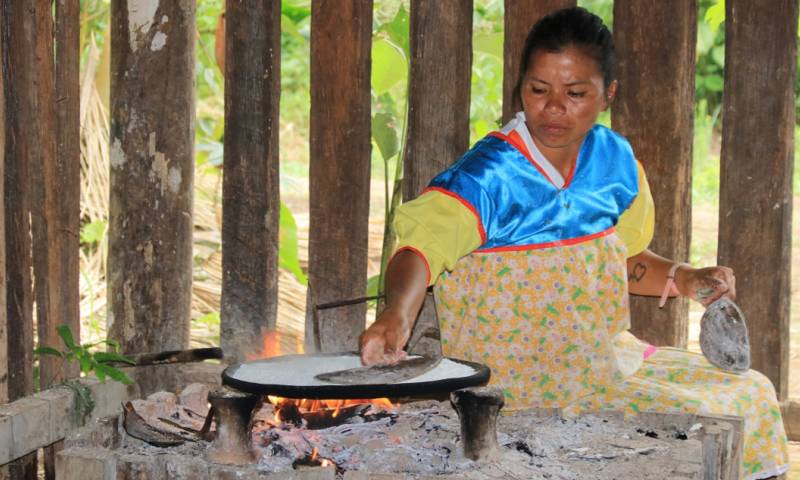 ¿Qué es el casebe y cómo se prepara? Mujer de comunidad indígena preparando el tradicional alimento. Foto: El Oriente