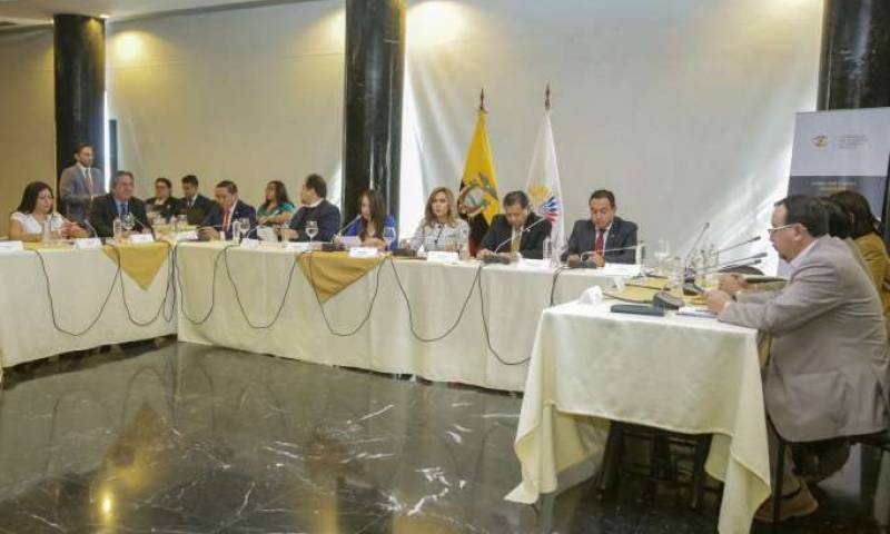 Miembros de la mesa legislativa de Fiscalización de la Asamblea. Foto: La Hora