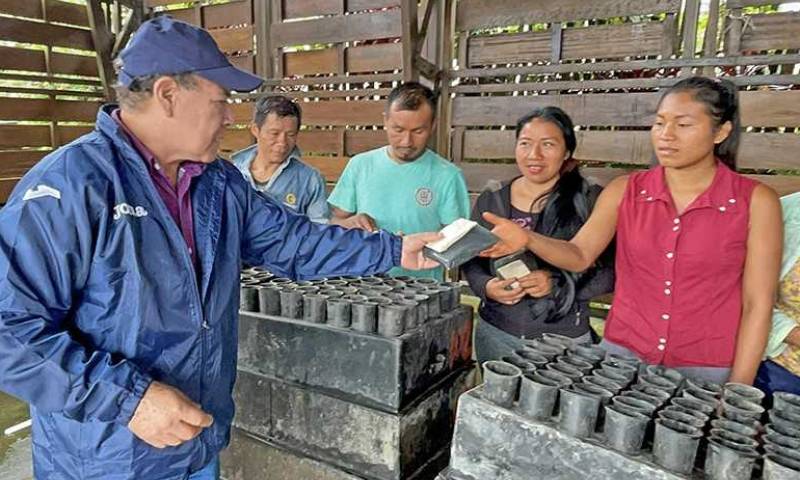 Productores de San Rita, provincia de Napo, recibieron fundas, tubetes y semillas para implementar parcelas de media hectárea ají habanero. / Foto: Cortesía ministerio de Agricultura