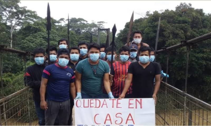 En la parroquia Montalvo (Pastaza), en la zona fronteriza con Perú, el grupo de seguridad de la nacionalidad Andwa controla el ingreso a la comunidad para prevenir el Covid-19, el 29 de marzo de 2020. - Foto: @confeniae1