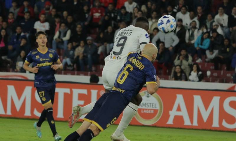La figura fue José Angulo, quien anotó 2 goles./Foto: Cortesía LDU