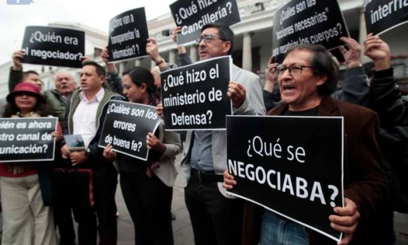 Plantón. Familiares de los periodistas asesinados reclamaron respuestas frente al Palacio de Carondelet. Foto: La Hora