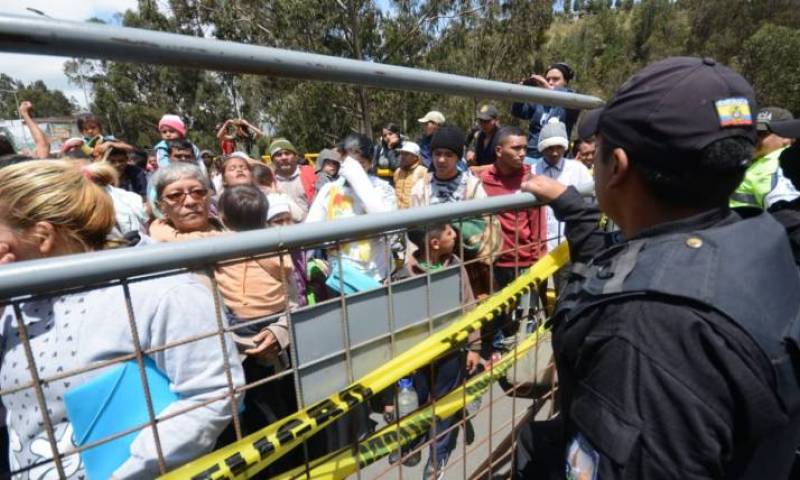 Al grito de “¡queremos pasar!”, cientos de emigrantes venezolanos impidieron este lunes un tramo del paso internacional de Rumichaca. Foto: Expreso