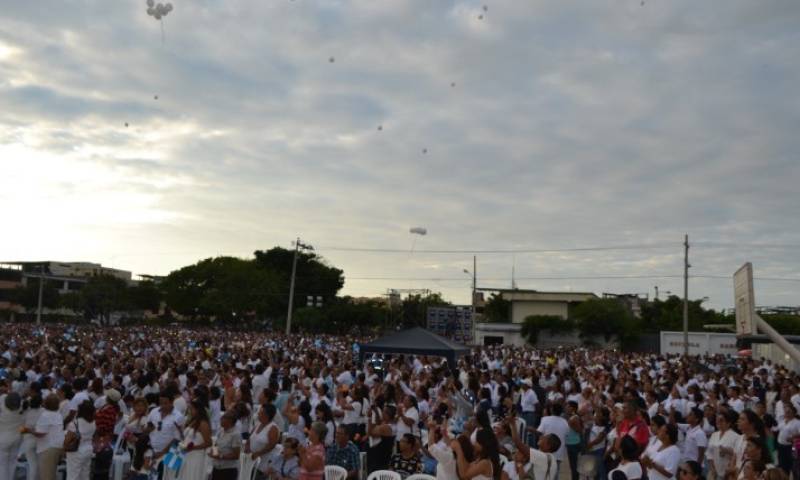 Miles de deudos asistieron a la misa campal y elevaron globos. Foto: Expreso