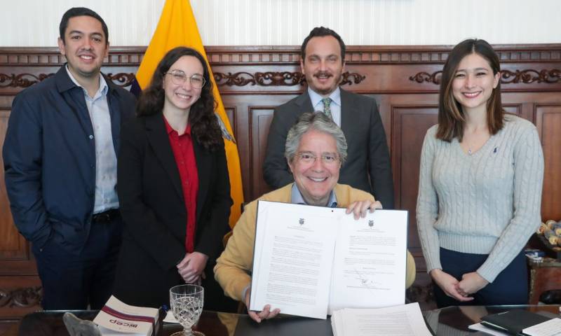 La convocatoria fue suscrita por Lasso con las ocho preguntas cuya formulación fue validada previamente por la Corte Constitucional / Foto: cortesía Presidencia